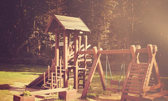 Bezpieczny plac zabaw dla dzieci z drewna