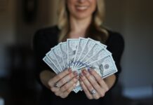 W jaki sposób zarabia się na TikToku? W jaki sposób zarabia się na TikToku?